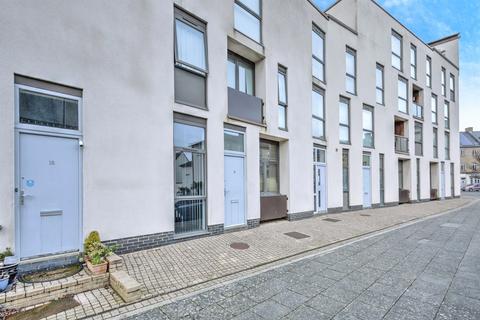 1 bed property, in West Street, £130,000
