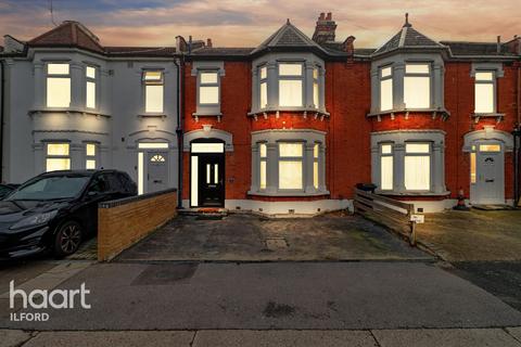 3 bed property, in Betchworth Road, £500,000