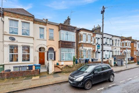 4 bed property, in Tubbs Road, £750,000