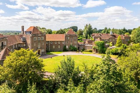 4 bed property, in Little Horwood Manor, £525,000