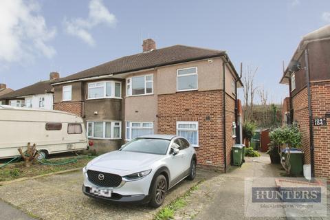 2 bed property, in Eversley Avenue, £240,000