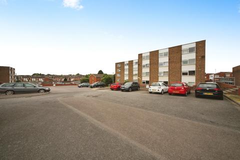 1 bed property, in Handcross Road, £105,000