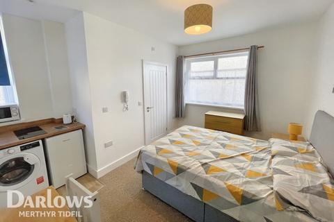 5 bed property, in High Street, £325,000