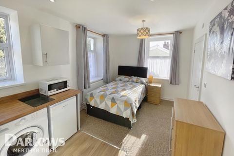 5 bed property, in High Street, £300,000