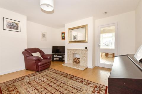 3 bed property, in Mountbatten Drive, £300,000