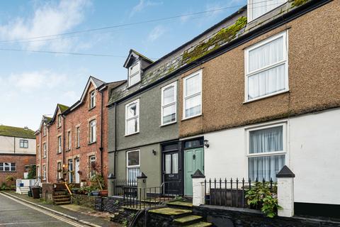 2 bed property, in Lake Street, £215,000