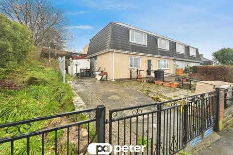 2 bed property, in Gordon Avenue, £50,000