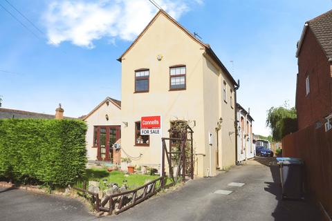 2 bed property, in Leamington Road, £225,000