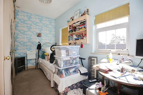 2 bed property, in Leamington Road, £210,000