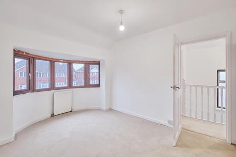 3 bed property, in Waddington Avenue, £220,000