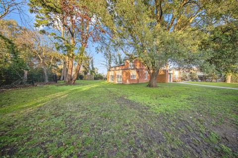 2 bed property, in Old Rectory Drive, £210,000