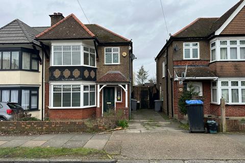 3 bed property, in Grasmere Avenue, £550,000