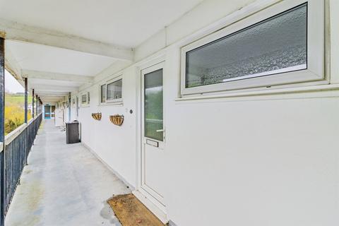1 bed property, in New Road, £100,000
