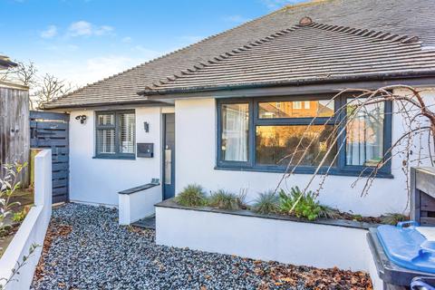2 bed property, in Meeds Road, £400,000