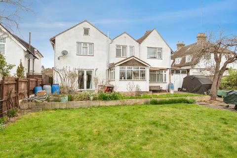 5 bed property, in Glebe Road, £750,000