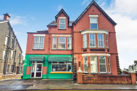 8 bed property, in High Street, £220,000