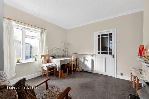 2 bed property, in East Gardens, £350,000