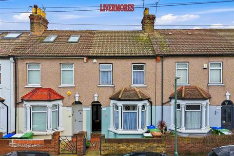 3 bed property, in Plantation Road, £365,000