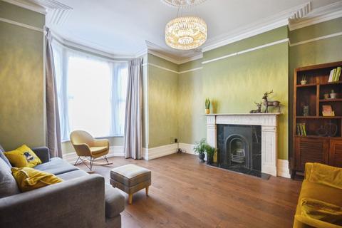 6 bed property, in Auckland Road East, £450,000