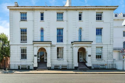 1 bed property, in Kent Road, £70,000