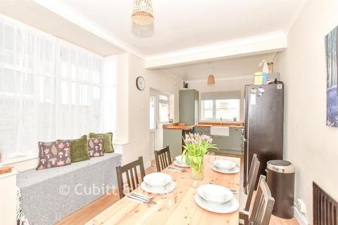 3 bed property, in Jubilee Road, £260,000