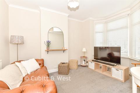 3 bed property, in Jubilee Road, £250,000