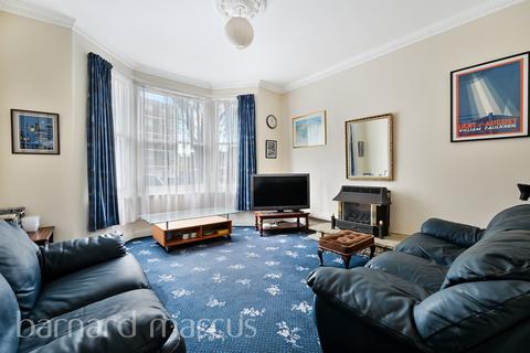 2 bed property, in Holdernesse Road, £600,000