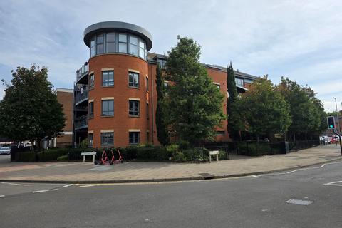 1 bed property, in Buckingham Street, £155,000