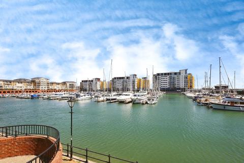 2 bed property, in Midway Quay, £200,000