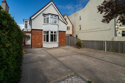 3 bed property, in Avondale Road, £350,000