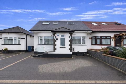 5 bed property, in Fairmead Crescent, £725,000