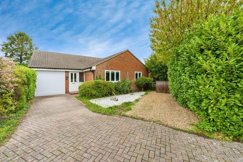 3 bed property, in Flaxen Field, £630,000