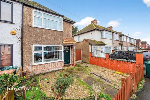 2 bed property, in Cranford Avenue, £425,000