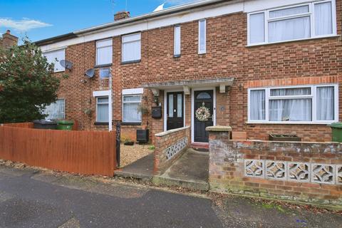 2 bed property, in Willesden Avenue, £170,000