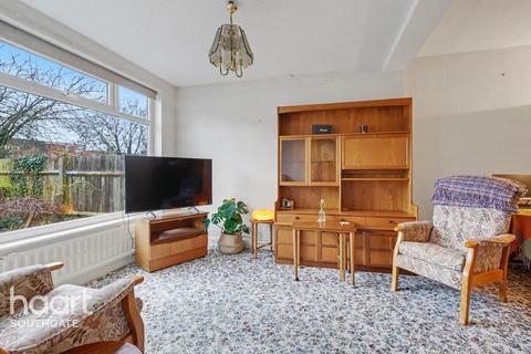 3 bed property, in Chase Way, £725,000