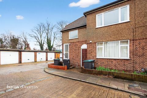 2 bed property, in Shelbourne Road, £340,000