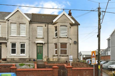 4 bed property, in High Street, £250,000