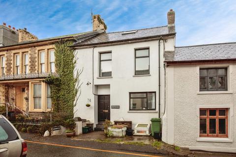 6 bed property, in High Street, £275,000