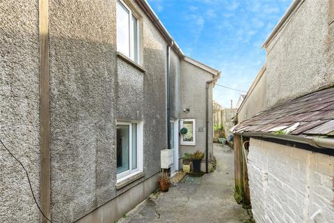 2 bed property, in Lammas Street, £95,000