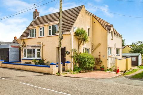 3 bed property, in Dyffryn, £260,000