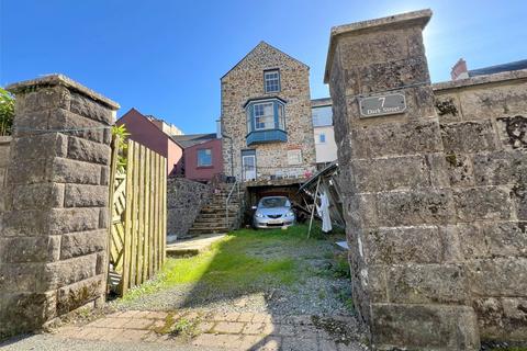 5 bed property, in Dark Street, £300,000