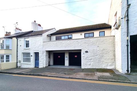 2 bed property, in Goat Street, £250,000