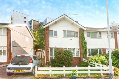 3 bed property, in Beaconsfield Way, £270,000