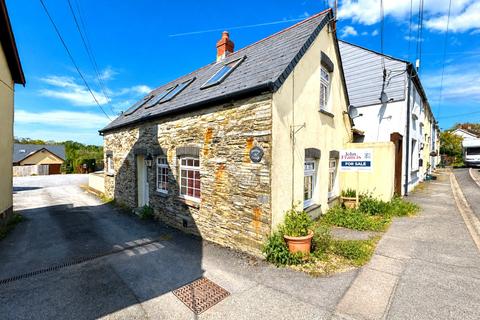 2 bed property, in Llanfallteg, £150,000