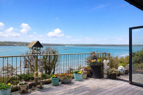2 bed property, in Church Road, £325,000