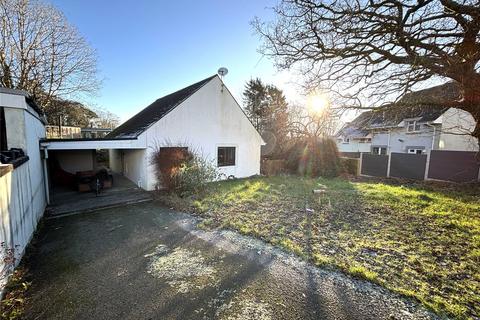 2 bed property, in Garfield Gardens, £180,000
