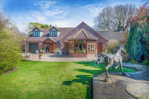 4 bed property, in Baconsthorpe Road, £725,000