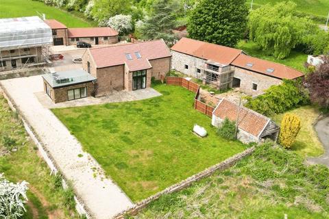 4 bed property, in Threshing And Riverside Barns, £900,000