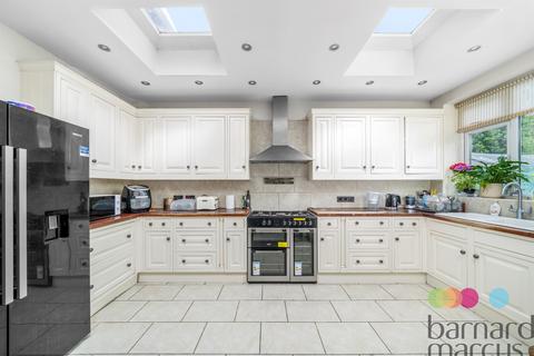4 bed property, in Addington Drive, £900,000