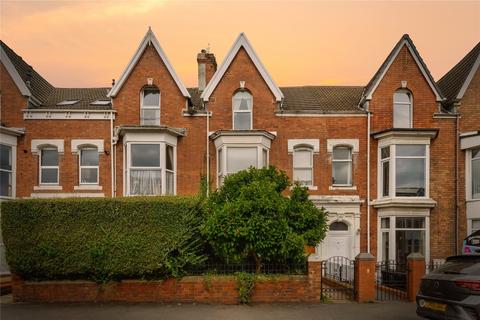 5 bed property, in Mirador Crescent, £270,000
